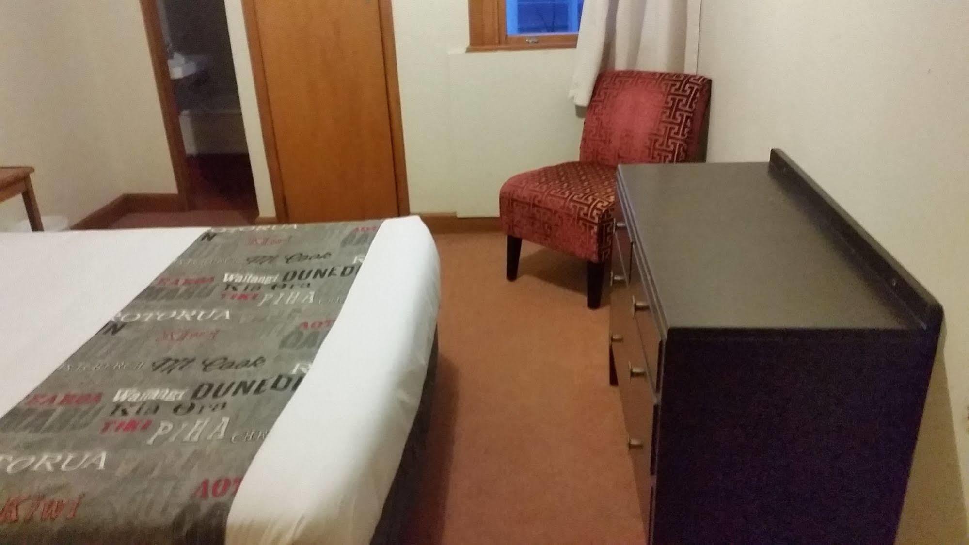 Whakatane Hotel 2*