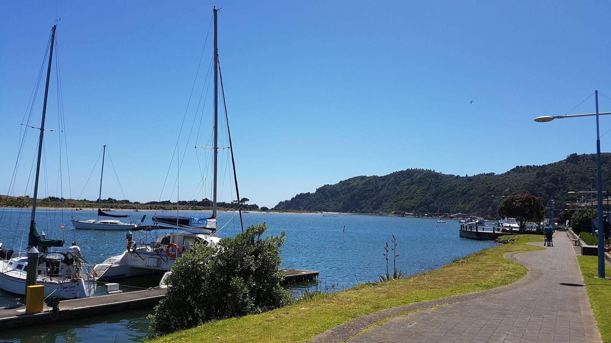 Whakatane Hotel 2*